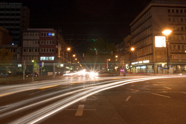 Strassenkreuzung mit Verkehr