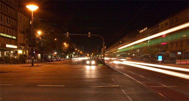 Eine Strassenbahn fhrt in die Kreuzung ein